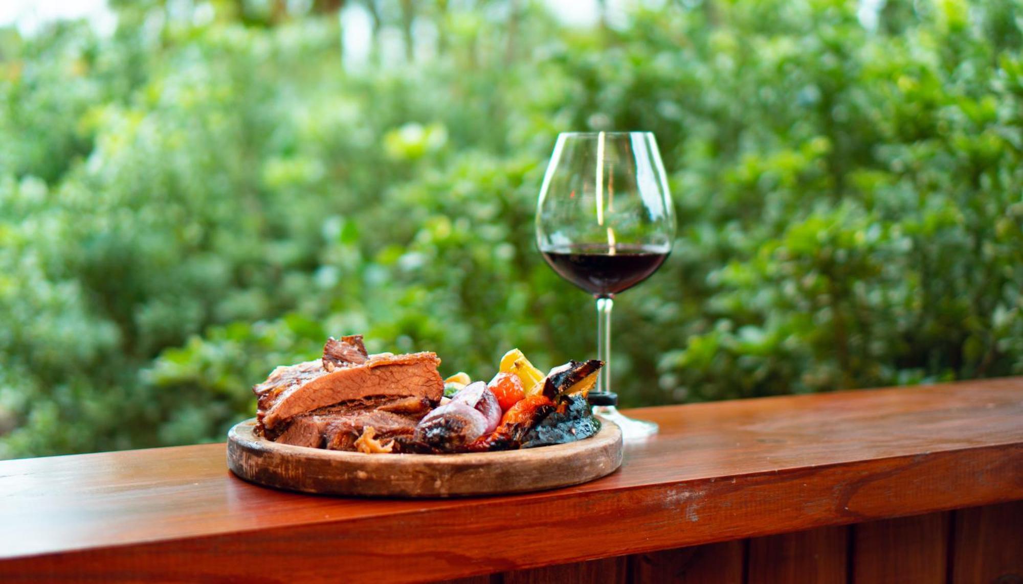 Mabu Thermas Grand Resort Foz do Iguaçu Dış mekan fotoğraf A glass of wine with a plate of food