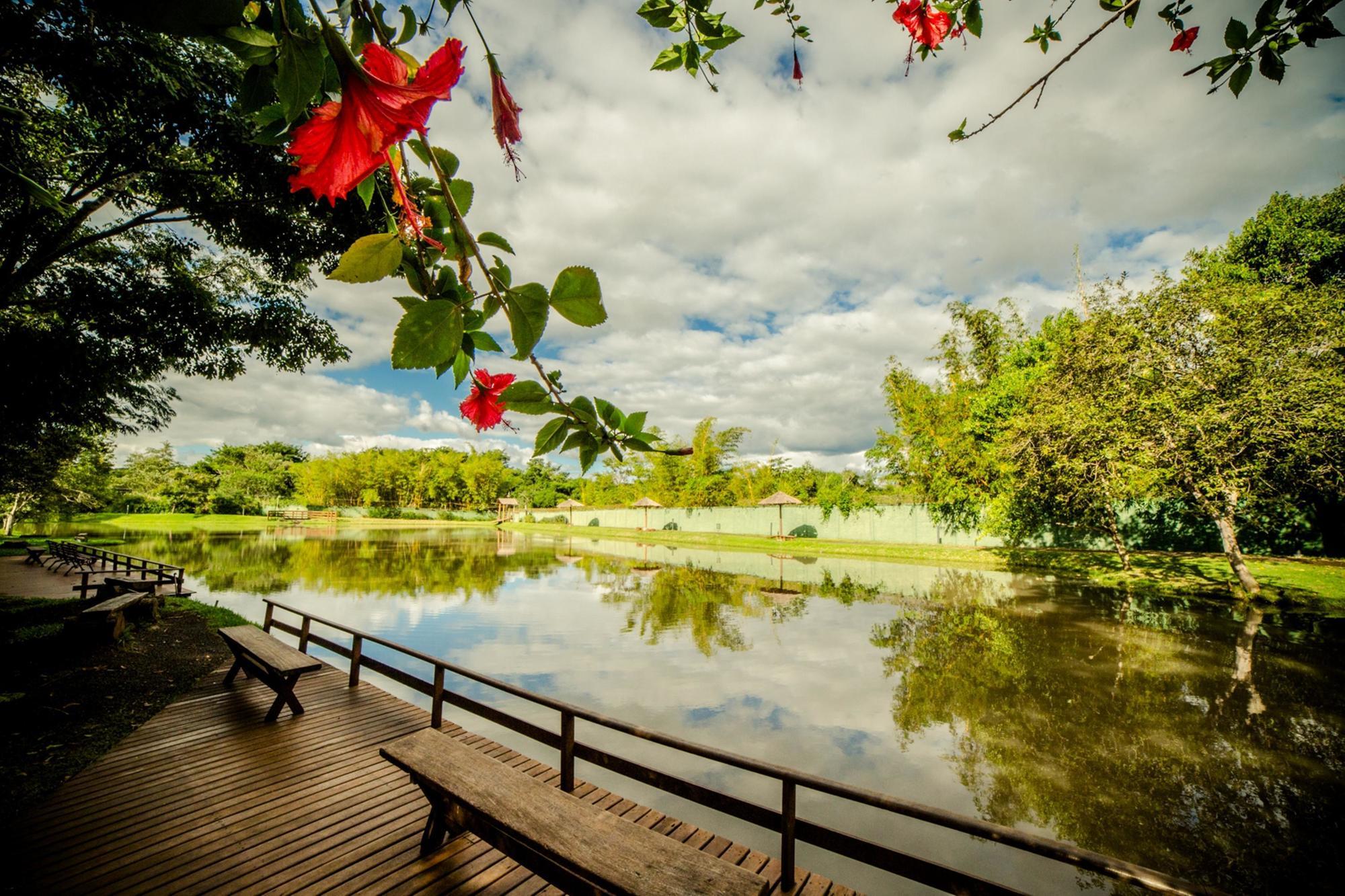 Mabu Thermas Grand Resort Foz do Iguaçu Dış mekan fotoğraf View of the lake at the park