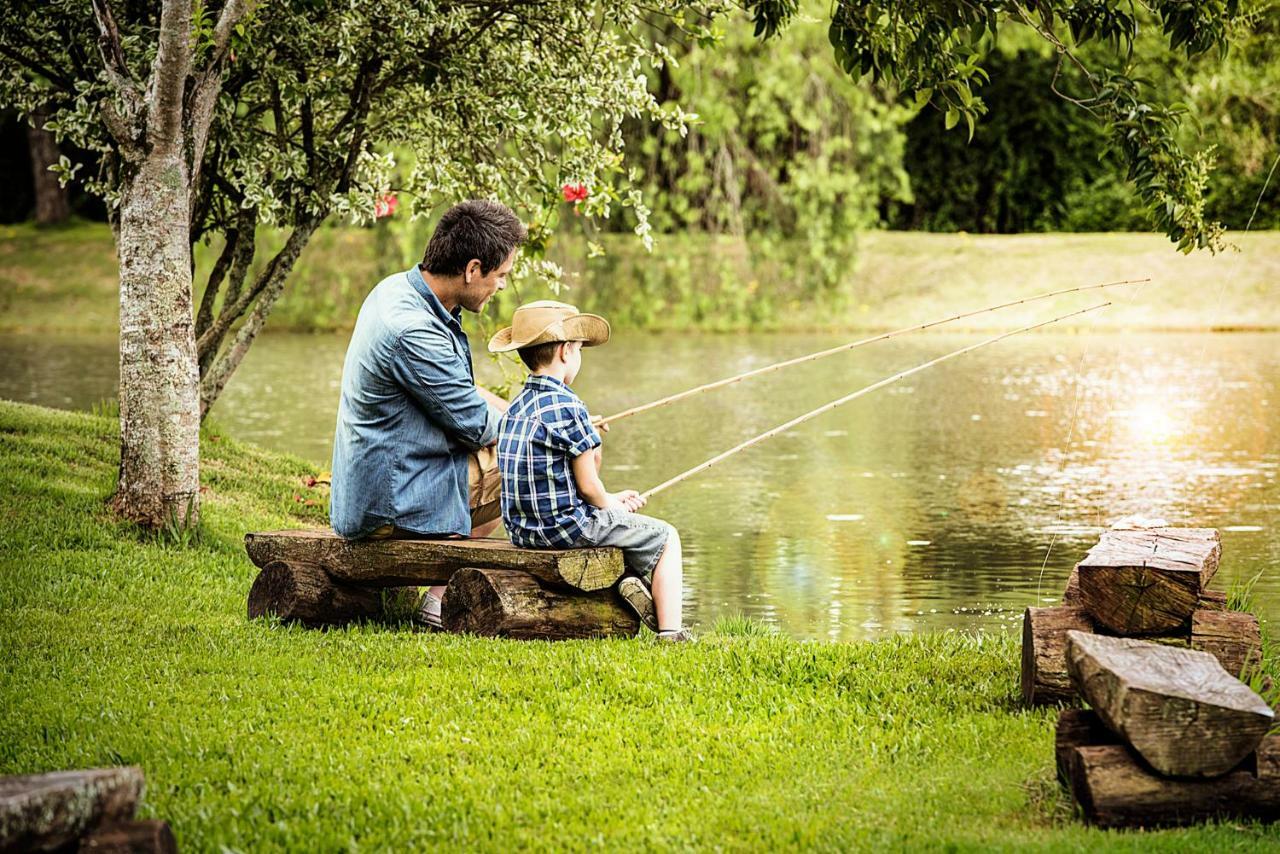 Mabu Thermas Grand Resort Foz do Iguaçu Dış mekan fotoğraf A father and son fishing together